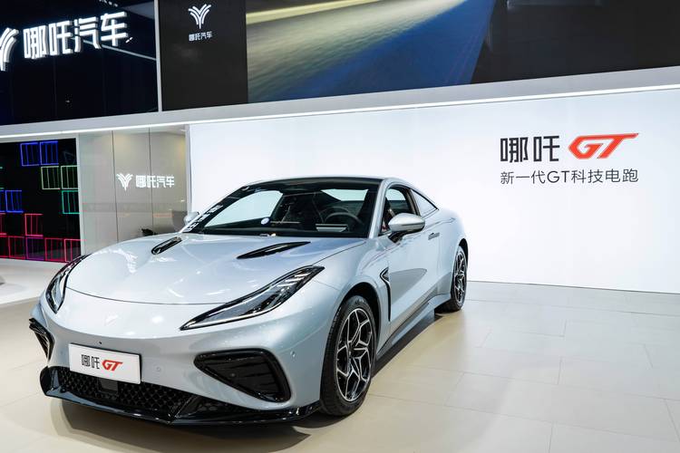 佛山309哪吒汽车在智能汽车领域的表现，领途汽车在新能源汽车市场中的影响力